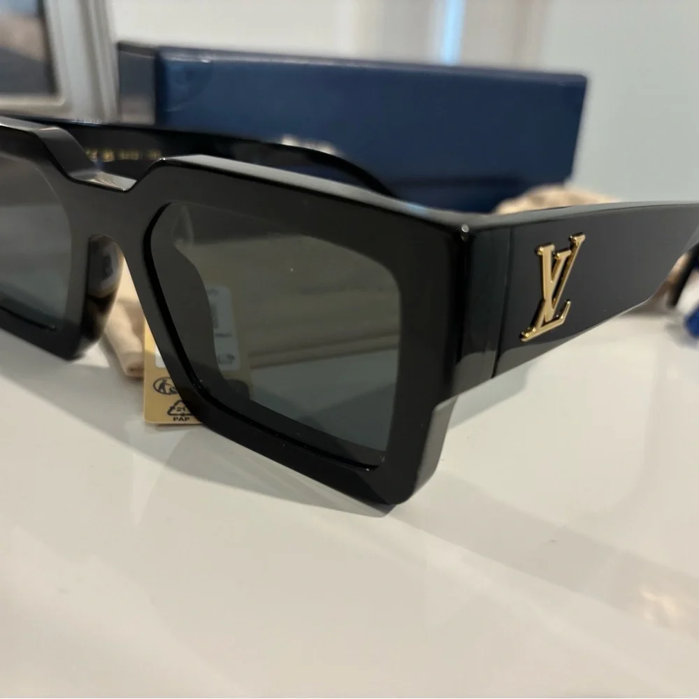 Louis Vuitton Black Square Sunglasses Bold Design - Picture 6 of 10